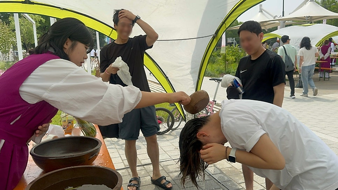 달리기 후 창포물 머리 감기 체험 중인 참가자/사진=참가자 제공