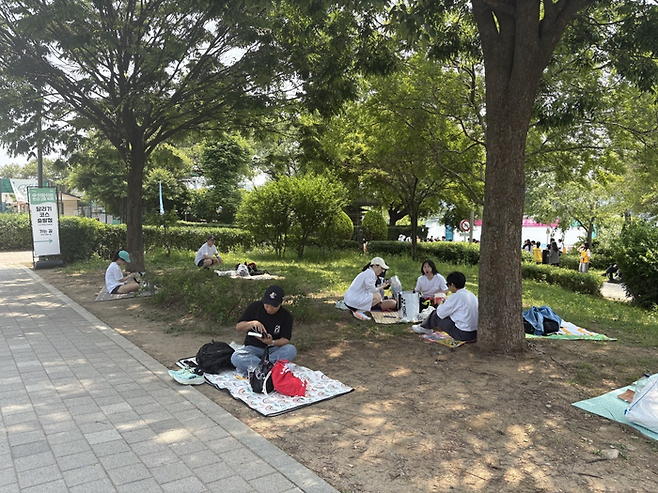 참가자들은 곳곳에서 피크닉을 즐겼다/사진=김지은 여행+ 기자