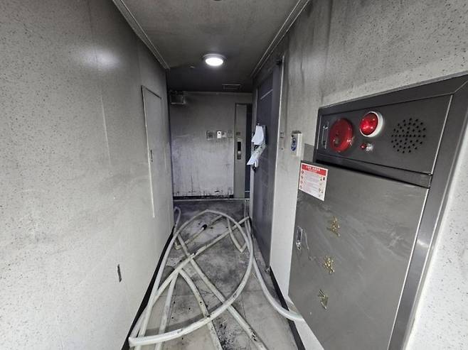 4일 오전 2시 37분께 경기 부천시 원미구 14층짜리 아파트 3층 복도에 있던 전기자전거에서 불이 났다. [사진 = 부천소방서]