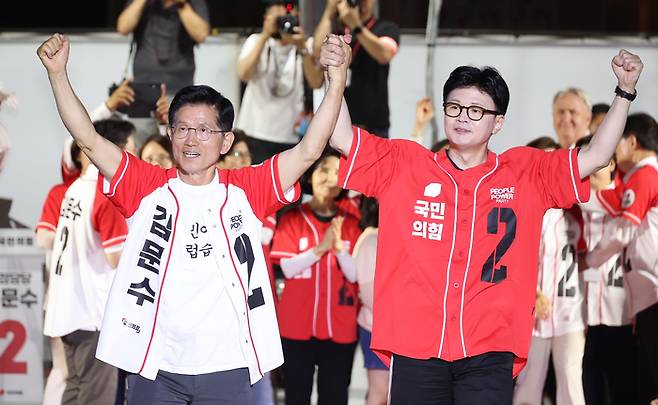 한동훈 전 국민의힘 대표(오른쪽)가 지난 2일 서울시청 앞 서울광장에서 열린 김문수 대선후보의 피날레 유세에서 김 후보의 손을 잡고 지지를 호소하고 있다. [사진 출처 = 연합뉴스]