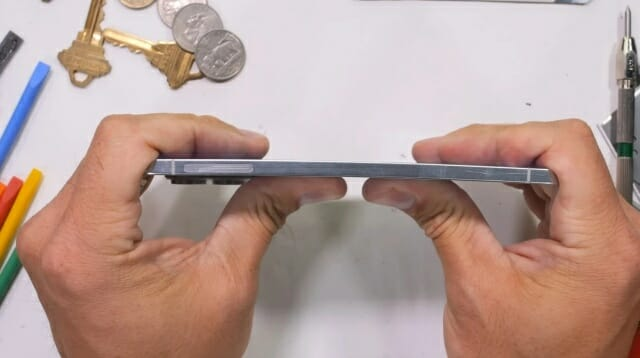 ‘갤럭시S25 엣지’의 내구성 테스트 실험. [영상출처=제리릭에브리띵]