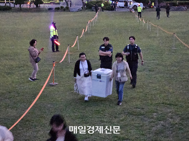 지난 3일 저녁 8시 10분께 인천시 서구 소재 투표소에서 서구 개표소로 투표함이 이송되고 있다. 투표소의 선거관리관, 투표참관인, 호송 경찰이 동행한다. [사진 지혜진 기자]