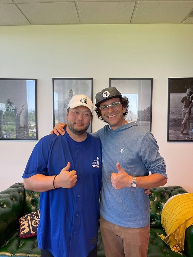 최종환 최종환 퍼팅 아카데미 원장(왼쪽)과 샘 한 랩골프 CEO가 함께 포즈를 취하고 있다.