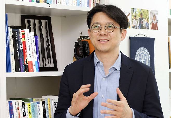 김현철 연세대 교수가 자신의 연구실에서 인구정책에 대해 설명하고 있다. 김호영 기자