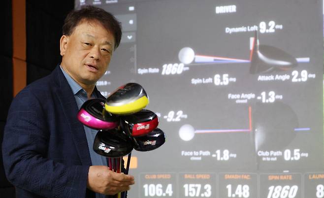 이형규 대표가 최근 경기 성남시에 위치한 뱅골프 피팅 스튜디오에서 시타를 한 뒤 스윙 데이터 앞에서 무게와 스윙 웨이트 등이 다른 다양한 스펙의 드라이버를 들고 포즈를 취하고 있다.  이승환 기자