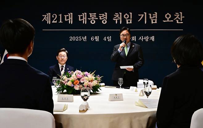 우원식 국회의장이 4일 오후 서울 여의도 국회 사랑재에서 열린 제21대 대통령 취임 기념 오찬에 참석해 모두발언을 하고 있다. [김호영 기자]