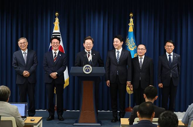 이재명 대통령이 4일 서울 용산 대통령실청사에서 국무총리 후보자 등 인선에 대해 발표하고 있다. 왼쪽부터 이종석 국가정보원장 후보자, 김민석 국무총리 후보자, 이 대통령, 강훈식 비서실장, 위성락 안보실장, 황인권 경호처장 [이승환 기자]