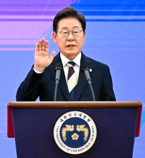 "분열 끝낸 대통령 되겠다"
제21대 대통령으로 선출된 이재명 대통령이 4일 국회에서 취임 선서를 하고 있다. 이 대통령은 '국민께 드리는 말씀'을 통해 "희망의 새 나라를 위한 국민의 명령을 준엄히 받들겠다"고 말했다.  김호영 기자