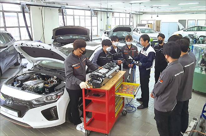 2030 젊은 세대 사이에서 블루칼라 직종에 대한 관심이 커지는 요즘이다. 사진은 한국폴리텍대 인천캠퍼스 스마트전기자동차과에서 고전압 배터리 구조 및 충전 방법에 대한 실습을 진행하는 모습. (한국폴리텍대 제공)