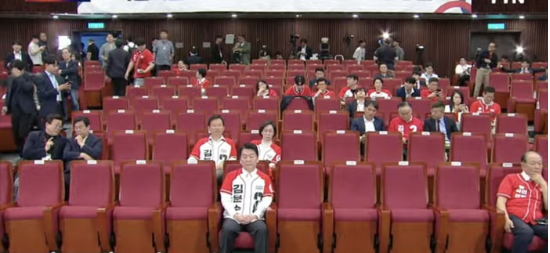 안철수 국민의힘 공동선대위원장이 6월 3일 서울 여의도 국회 도서관에 마련된 국민의힘 개표 상황실에서 제21대 대통련 선거 방송3사 출구조사 결과를 지켜 보고 있다. (출처=국민의힘 유튜브)