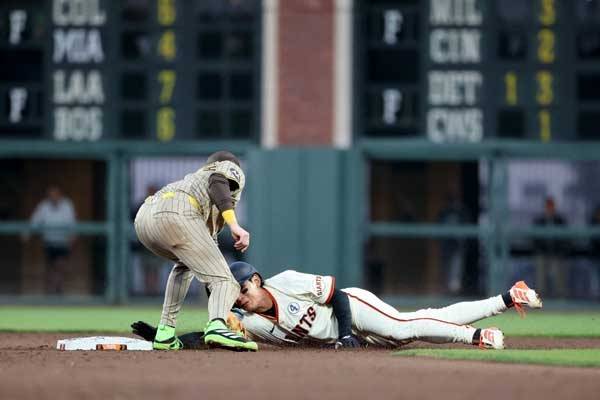 이정후는 감각적인 슬라이딩으로 상대 태그를 피했다. 사진= Getty Images/AFP= 연합뉴스 제공