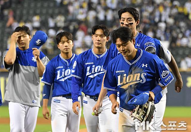 30일 서울 잠실야구장에서 ‘2025 KBO리그’ 삼성 라이온즈와 LG 트윈스의 경기, 삼성 구자욱이 실책으로 괴로워하는 박승규를 위로하고 있다.