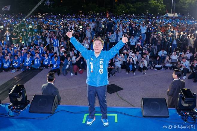 [서울=뉴시스] 조성우 기자 = 이재명 더불어민주당 대선후보가 2일 오후 서울 영등포구 여의도공원 문화의마당에서 열린 집중유세에서 포즈를 취하고 있다. (공동취재) 2025.06.02. photo@newsis.com /사진=