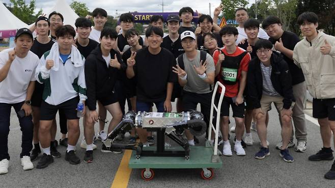 연구팀의 모습 (맨 앞줄 오른쪽 두번째가 황보제민 교수) /사진=KAIST