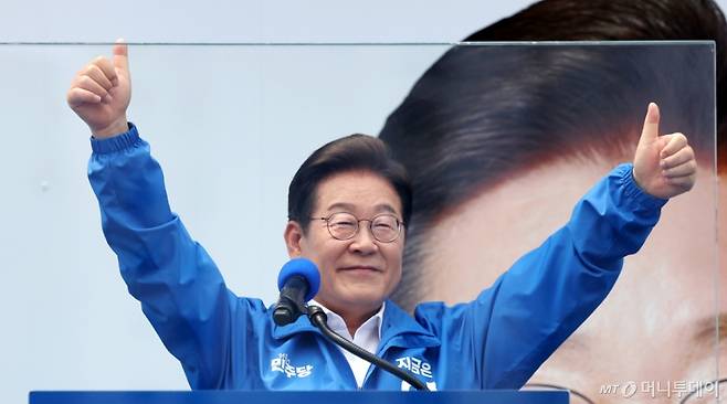 [평택=뉴시스] 조성우 기자 = 이재명 더불어민주당 대선후보가 31일 오후 경기 평택시 배다리생태공원에서 열린 유세에서 연설을 하고 있다. 2025.05.31. xconfind@newsis.com /사진=조성우