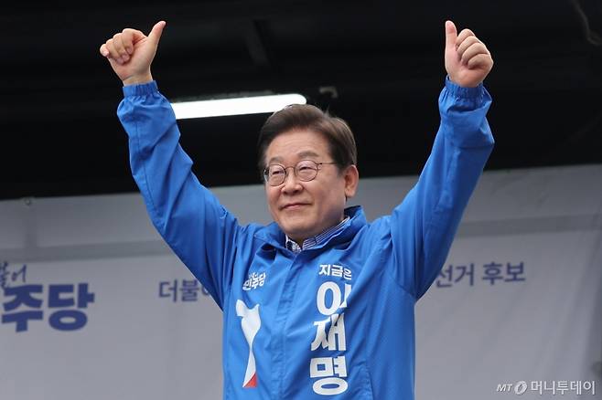 [하남=뉴시스] 권창회 기자 = 이재명 더불어민주당 대선후보가 2일 경기 하남시 스타필드 하남 광장에서 열린 유세에서 지지호소를 하고 있다. 2025.06.02. kch0523@newsis.com /사진=권창회