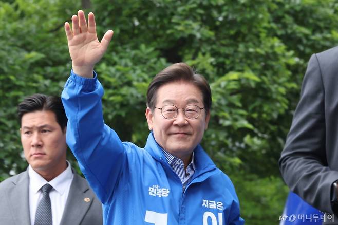 [하남=뉴시스] 권창회 기자 = 이재명 더불어민주당 대선후보가 2일 경기 하남시 스타필드 하남 광장에서 열린 유세를 마치고 지지자들에게 인사하고 있다. 2025.06.02./사진=권창회