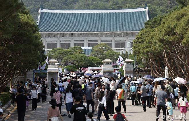 [서울=뉴시스] 김명년 기자 = 제21대 대통령 선거를 이틀 앞둔 1일 서울 종로구 청와대에서 방문객들이 입장을 위해 줄을 서 있다. 2025.06.01.