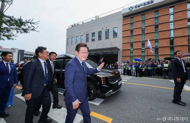 (성남=뉴스1) 안은나 기자 = 이재명 더불어민주당 대통령 후보가 제21대 대통령선거를 하루 앞둔 2일 오후 기자회견을 위해 경기 성남시의료원 앞에 위치한 주민교회에 도착해 인사하고 있다. 2025.6.2/뉴스1  Copyright (C) 뉴스1. All rights reserved. 무단 전재 및 재배포,  AI학습 이용 금지. /사진=(성남=뉴스1) 안은나 기자