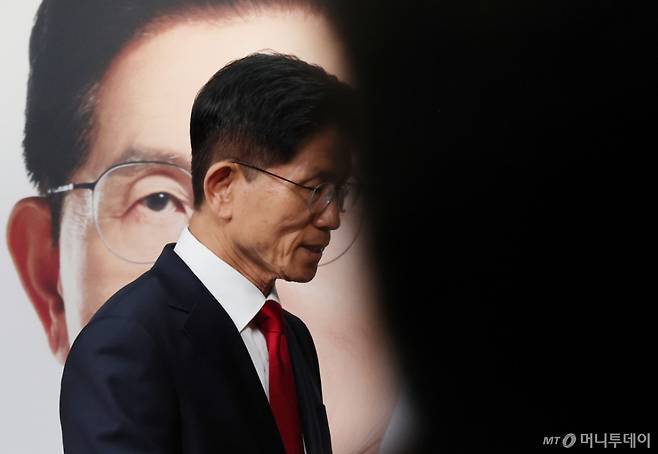 김문수 국민의힘 대통령 후보가 4일 오전 서울 여의도 중앙당사에서 제21대 대통령선거 결과에 대한 승복 입장을 밝히며 기자회견을 한 뒤 퇴장하고 있다. (공동취재) 2025.6.4/사진=뉴스1 /사진=(서울=뉴스1) 이광호 기자