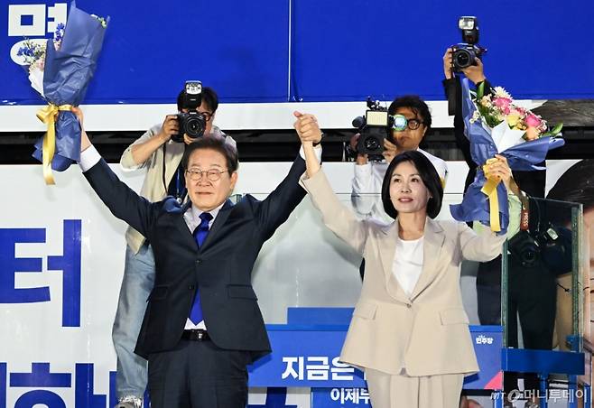 당선이 확실시된 이재명 더불어민주당 대통령 후보와 부인 김혜경 여사가 4일 서울 여의도 국회 앞에 마련된 민주당 국민개표방송시청 현장을 찾아 지지자들에게 인사하고 있다. (공동취재) 2025.6.4/사진=뉴스1 Copyright (C) 뉴스1. All rights reserved. 무단 전재 및 재배포, AI학습 이용 금지. /사진=(서울=뉴스1) 안은나 기자