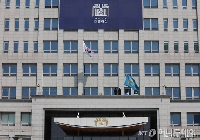 헌법재판소가 윤석열 대통령의 탄핵사건에 대해 인용을 선고한 4일 서울 용산 대통령실 청사에서 관계자들이 봉황기를 하기하고 있다. 2025.04.04. /사진=뉴시스 /사진=조수정