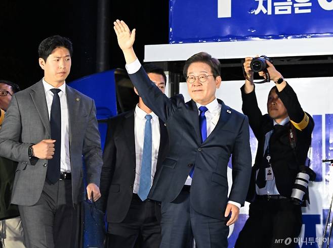 이재명 대통령이  4일 오전 서울 여의도 국회 앞에서 열린 국민 개표방송 행사에서 시민들에게 인사하고 있다. (공동취재) /사진=뉴시스