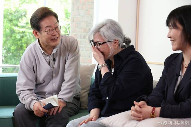 이재명 대통령이 지난달 7일 오후 전북 전주시의 카페에서 '영화와 드라마, 정치가 그리는 미래의 스크린' K-콘텐츠 산업 진흥 간담회를 하고 있다. 왼쪽부터 이 후보, 김은숙 작가, 박해영 작가. /사진=뉴스1 /사진=