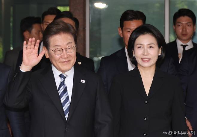 [인천=뉴시스] 최진석 기자 = 이재명 대통령과 김혜경 여사가 4일 인천 계양구 사저를 나서며 주민들을 향해 인사하고 있다. (대통령실통신사진기자단) 2025.06.04.  /사진=최진석