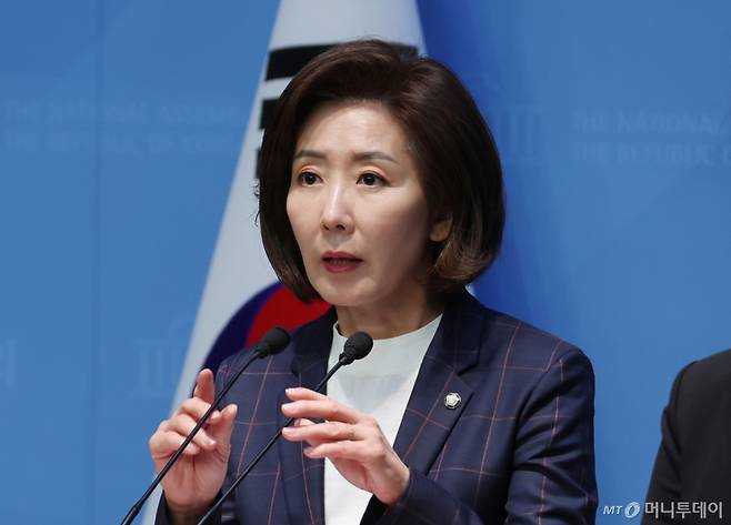 [서울=뉴시스] 고승민 기자 = 나경원 국민의힘 의원이 30일 서울 여의도 국회 소통관에서 김문수 대선 경선 후보 지지 기자회견을 하고 있다. 2025.04.30. /사진=고승민