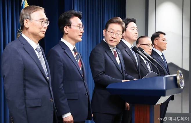 (서울=뉴스1) 허경 기자 = 이재명 대통령이 4일 서울 용산구 대통령실 청사 브리핑룸에서 국무총리와 국정원장, 대통령 비서실장 등 인선발표를 하고 있다. 국무총리 후보자로는 김민석 국회의원, 국정원장 후보자로는 이종석 전 통일부장관이 지명됐다. 대통령 비서실장으로는 강훈식 국회의원, 안보실장에는 위성락 국회의원이 임명됐고, 경호처장은 황인권 전 육군 대장, 대변인은 강유정 국회의원이 임명됐다. 2025.6.4/뉴스1  Copyright (C) 뉴스1. All rights reserved. 무단 전재 및 재배포,  AI학습 이용 금지. /사진=(서울=뉴스1) 허경 기자