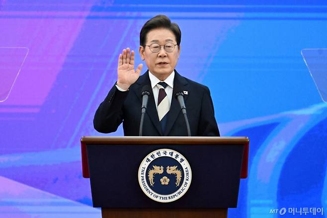 [서울=뉴시스] 국회사진기자단 = 제21대 대한민국 대통령으로 취임한 이재명 대통령이 4일 오전 국회 로텐더홀에서 취임선서를 하고 있다.2025.06.04. photo@newsis.com /사진=
