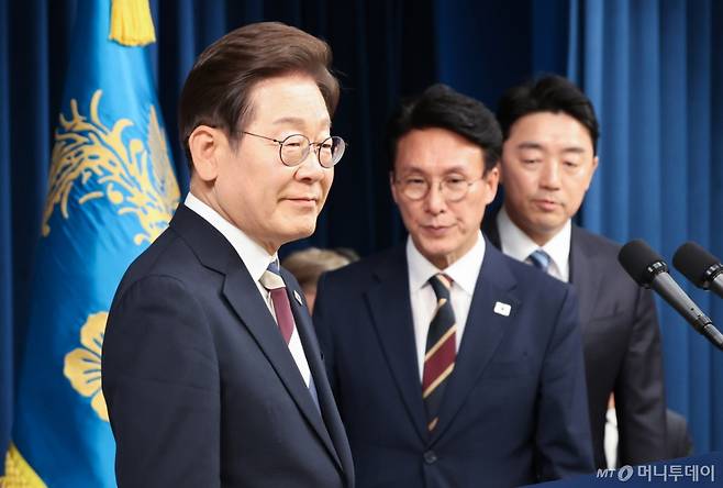 (서울=뉴스1) 허경 기자 = 이재명 대통령이 4일 서울 용산구 대통령실 청사 브리핑룸에서 국무총리와 국정원장, 대통령 비서실장 등 인선발표를 하기 위해 입장하고 있다. 국무총리 후보자로는 김민석 국회의원, 국정원장 후보자로는 이종석 전 통일부장관이 지명됐다. 대통령 비서실장으로는 강훈식 국회의원, 안보실장에는 위성락 국회의원이 임명됐고, 경호처장은 황인권 전 육군 대장, 대변인은 강유정 국회의원이 임명됐다. 2025.6.4/뉴스1  Copyright (C) 뉴스1. All rights reserved. 무단 전재 및 재배포,  AI학습 이용 금지. /사진=(서울=뉴스1) 허경 기자