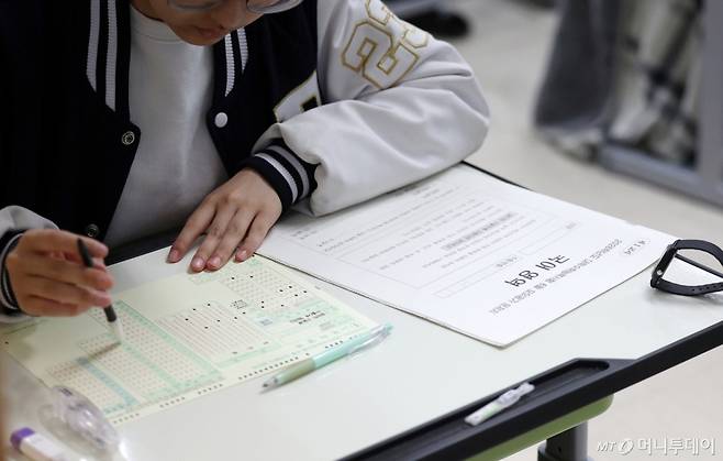 (대구=뉴스1) 공정식 기자 = 2026학년도 대학수학능력시험 6월 모의평가가 치러진 4일 오전 대구 수성구 대구여자고등학교에서 고3 학생들이 1교시 국어 영역 시험을 앞두고 수험생 정보를 적고 있다. 2025.6.4/뉴스1  Copyright (C) 뉴스1. All rights reserved. 무단 전재 및 재배포,  AI학습 이용 금지. /사진=(대구=뉴스1) 공정식 기자