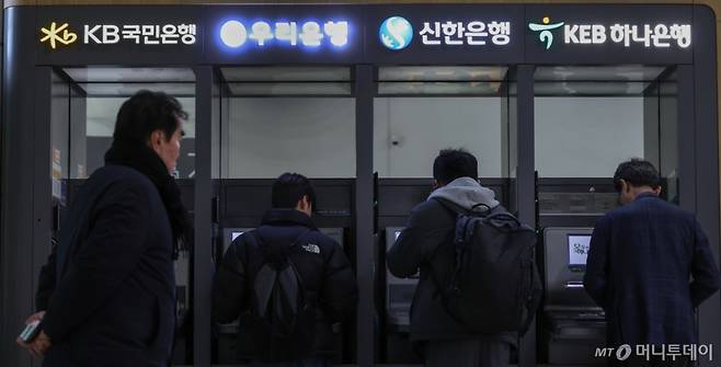 서울 시내에 설치된 시중은행 ATM 기기 모습. 2025.2.3/뉴스1  Copyright (C) 뉴스1. All rights reserved. 무단 전재 및 재배포,  AI학습 이용 금지. /사진=(서울=뉴스1) 허경 기자