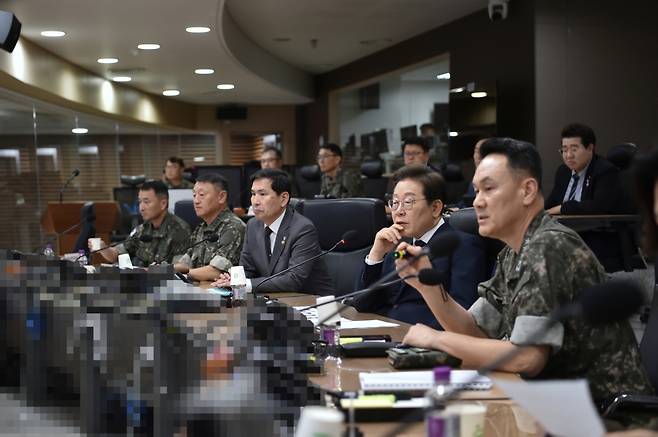 이재명 대통령이 4일 오후 2시30분쯤 합동참모본부 전투통제실을 방문해 우리 군의 대비태세 등을 김명수 합참 의장(대장·오른쪽)으로부터 보고받고 있다. / 사진=국방부
