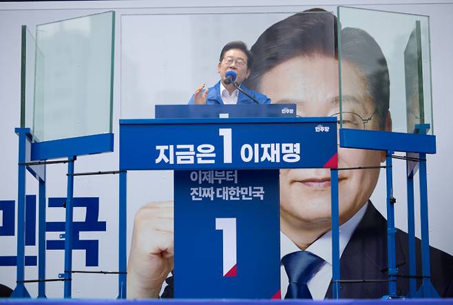 이재명 더불어민주당 대통령 후보가 31일 오후 경기도 평택시 배다리생태공원에서 방탄유리에 둘러싸인 채 시민들에게 지지를 호소하고 있다. / 사진=뉴스1 이재명 기자 /사진=(평택=뉴스1) 이재명 기자