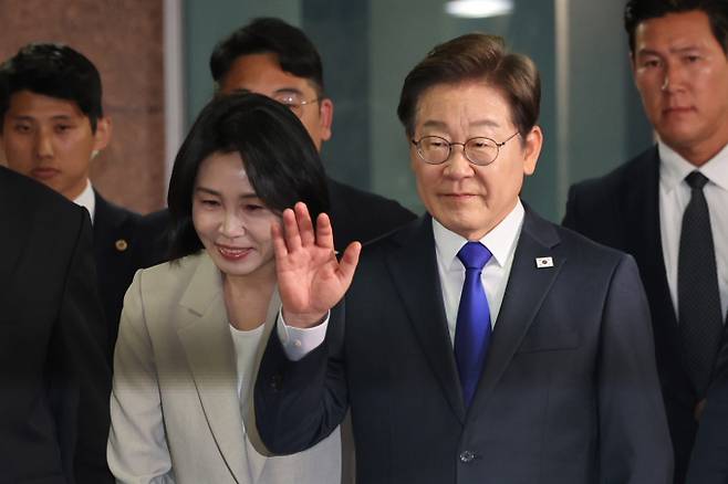 제21대 대통령 선거에서 이재명 더불어민주당 후보가 당선됐다. 사진은 이재명 더불어민주당 당선인이 3일 밤 당선이 확실시된 가운데 인천 계양구 자택을 나서고 있는 모습. /사진=뉴시스