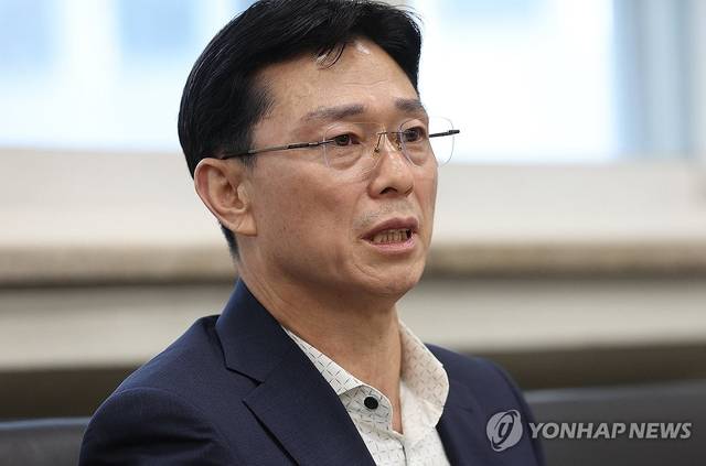 4일 오전 대구지검에 출석하는 임성근 전 해병대 1사단장이 취재진의 질문에 답변하고 있다. 연합뉴스