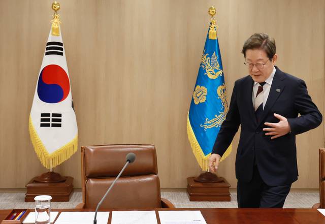 이재명 대통령이 4일 서울 용산 대통령실 청사에서 열린 ‘대통령 1호 명령, 비상경제점검 태스크포스(TF) 회의’에 참석하며 자리에 앉고 있다.  연합뉴스