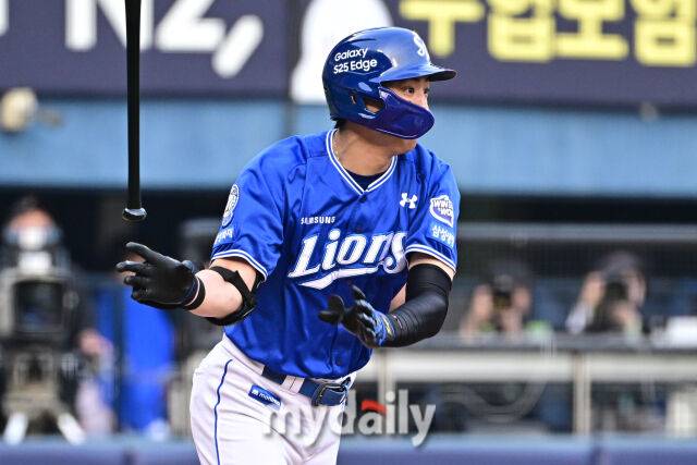 31일 서울 잠실야구장에서 열린 '2025 신한 SOL BANK KBO리그' 삼성 라이온즈와 LG 트윈스 경기. 삼성 구자욱이 5회초 2사 친 타구가 1루수 정면으로 향했다./마이데일리