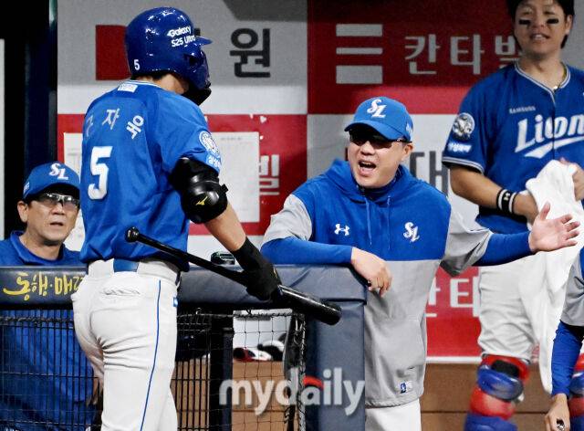 22일 오후 서울 고척돔 고척스카이돔에서 진행된 '2025 프로야구 KBO리그' 키움히어로즈와 삼성라이온즈의 경기. 삼성 박진만 감독이 8회초 2사 2루서 2점 홈런을 터뜨린 구자욱과 환호하고 있다./마이데일리