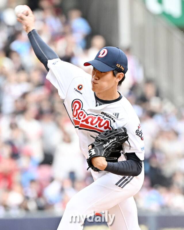 27일 오후 서울 잠실야구장에서 진행된 '2025 프로야구 KBO리그' 두산 베어스와 롯데 자이언츠의 경기. 두산 박신지가 역투하고 있다./마이데일리