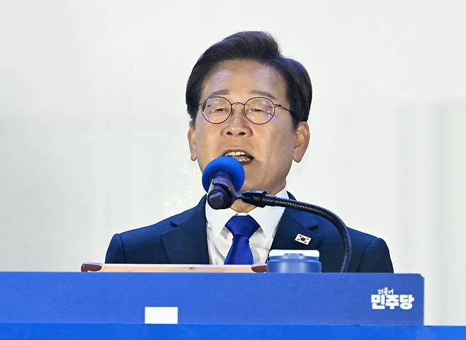 제21대 대통령으로 당선돼 4일부터 곧장 임기가 시작된 이재명 대통령이 4일 서울 여의도 국회 인근에서 더불어민주당 주최로 열린 국민개표방송 행사에 참석해 연설하고 있다.  [연합]