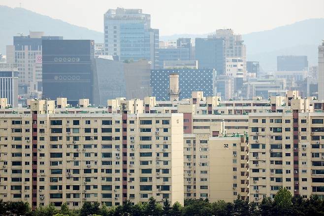 서울 성동구 달맞이공원에서 바라본 강남구 압구정동 아파트의 모습. [연합]