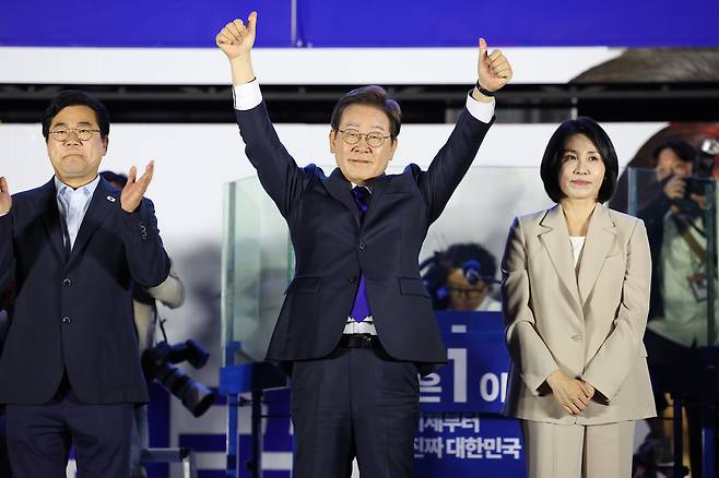이재명 제21대 대통령이 4일 새벽 서울 여의도 국회 인근에서 당 주최로 열린 국민개표방송 행사에 참석해 엄지손가락을 치켜들며 인사하고 있다. [연합]