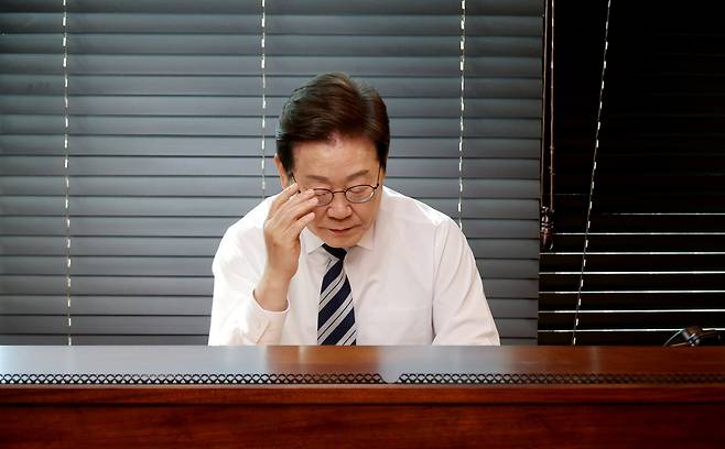 이재명 대통령이 4일 인천 계양구 사저에서 군 통수권 이양 보고를 받기 위해 김명수 합참의장과의 전화 통화를 준비하고 있다. [연합]