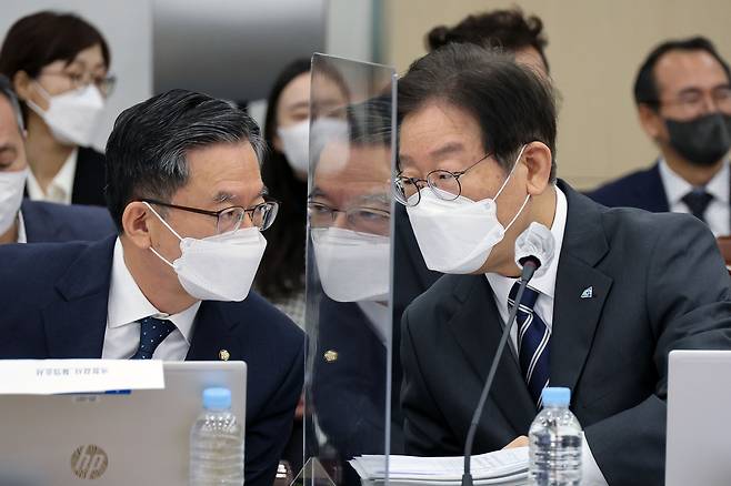 이재명 더불어민주당 대표가 정성호 의원과 지난 2022년 4월 용산 국방부에서 열린 국방위원회 국정감사장에서 대화를 하고 있다.  이상섭 기자