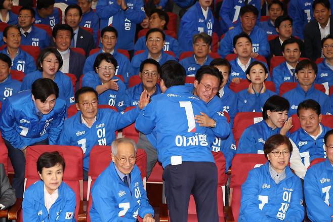 이재명 정부 초대 국무총리 후보자로 내정된 것으로 알려진 김민석 더불어민주당 수석 최고위원이 지난 3일 국회 의원회관에 마련된 제21대 대통령선거 개표상황실에서 출구조사 결과 발표를 확인하고 같은 당 박찬대 상임 총괄선대위원장과 포옹하며 기뻐하고 있다. 대통령실 비서실장으로 유력 검토되고 있는 강훈식(앞에서 네번째줄 오른쪽 세번째) 민주당 의원의 모습도 보인다.  [연합]
