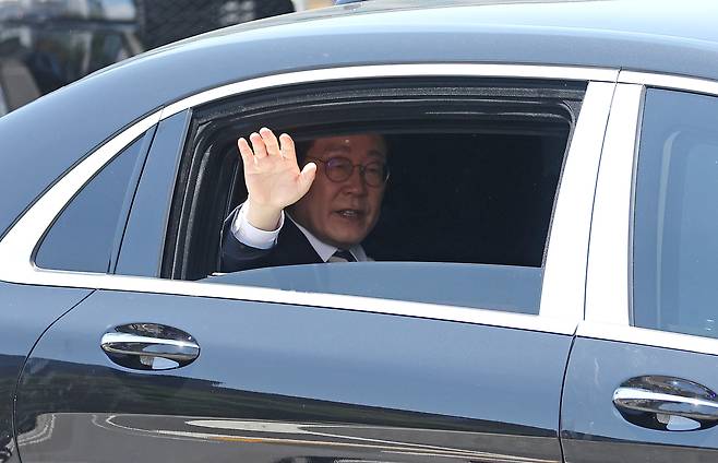 이재명 대통령이 4일 서울 여의도 국회에서 취임 선서식과 취임 기념 오찬을 마친 뒤 차량에 탑승해 용산 대통령실로 향하고 있다.[연합]